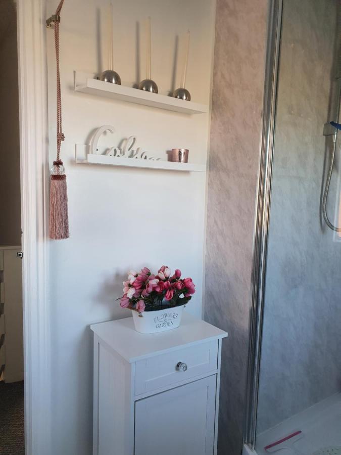 Home From Home Guest House Рочфорд Экстерьер фото