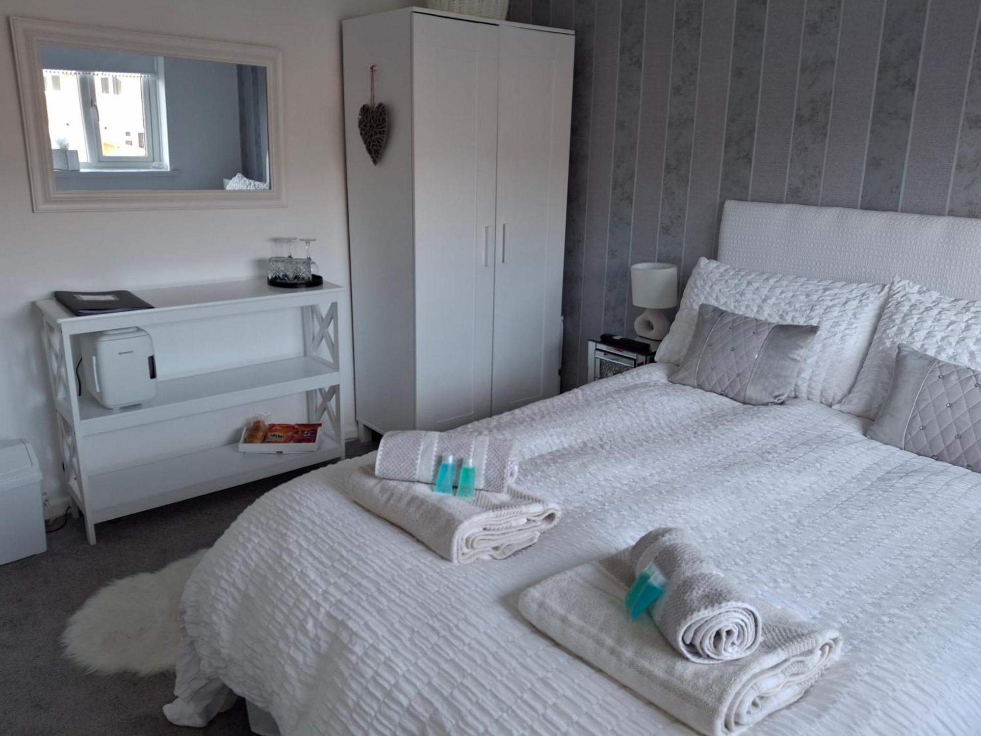 Home From Home Guest House Рочфорд Экстерьер фото